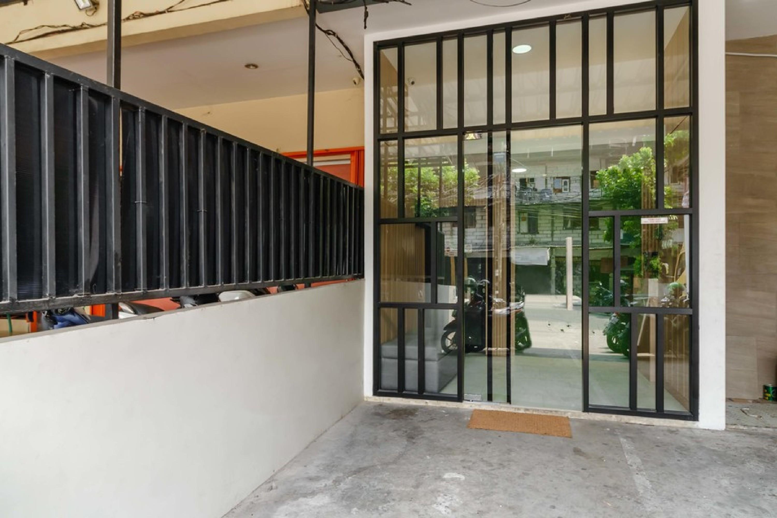 Hotel Reddoorz @ Mangga Besar 2 Giacarta Esterno foto