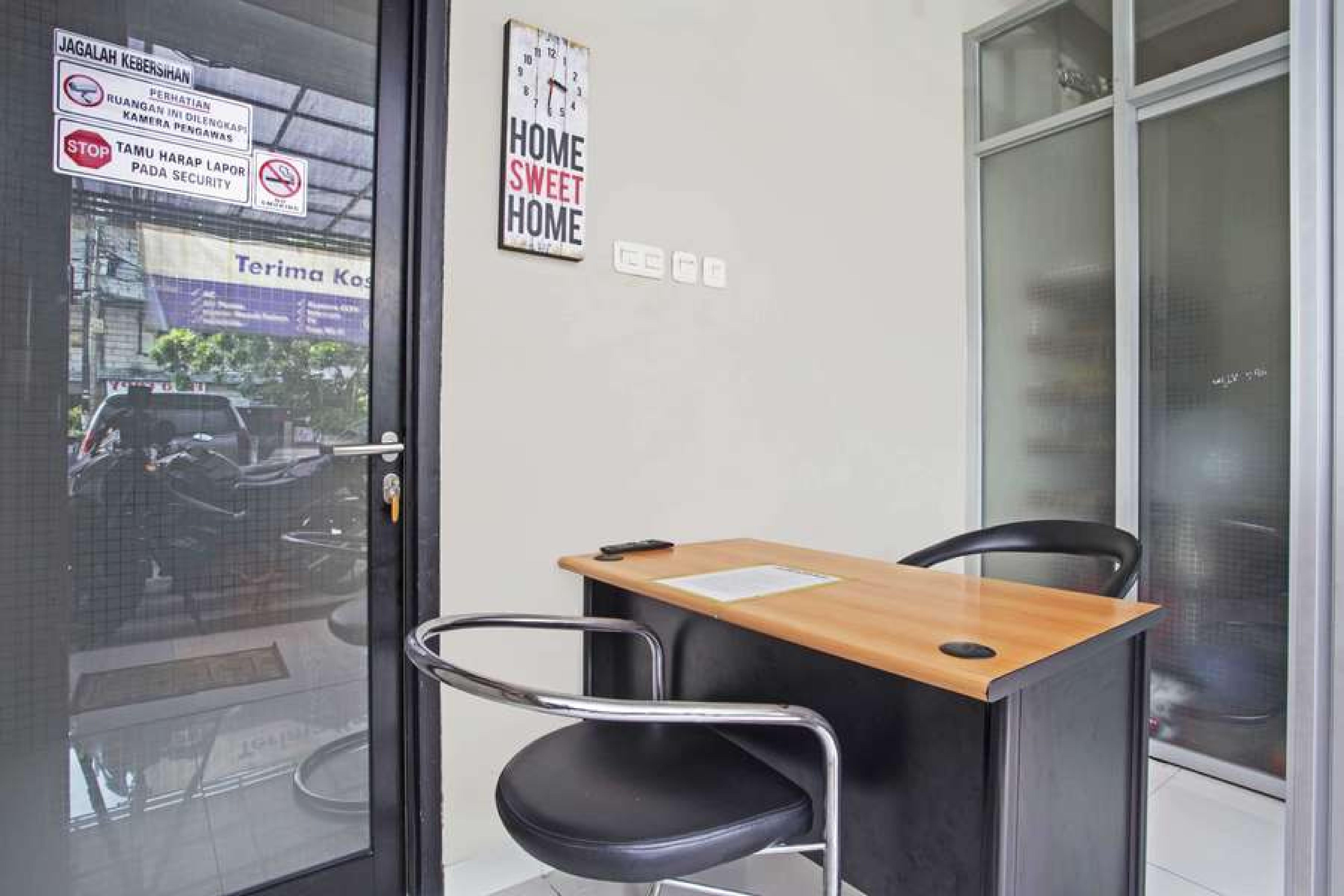 Hotel Reddoorz @ Mangga Besar 2 Giacarta Esterno foto