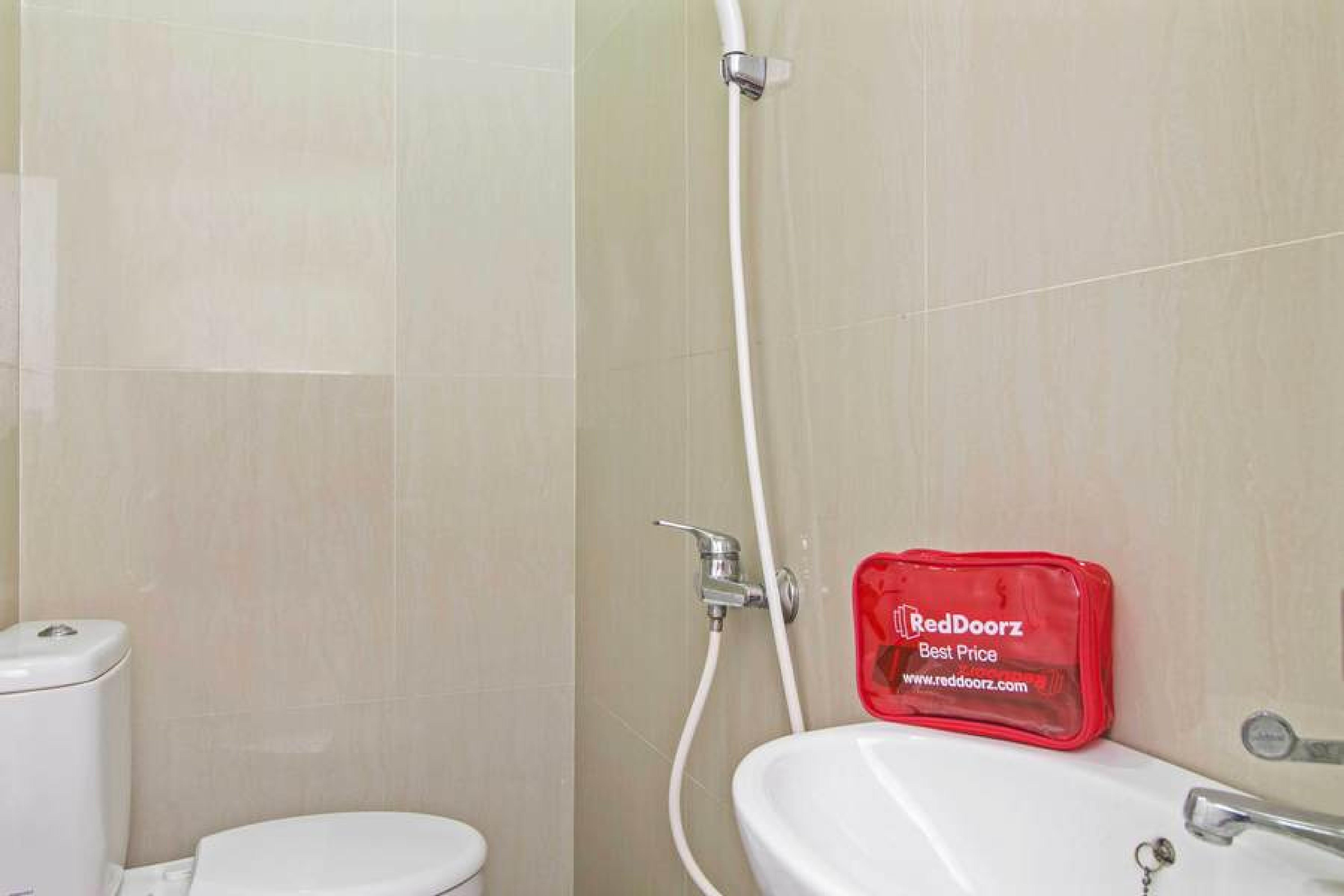 Hotel Reddoorz @ Mangga Besar 2 Giacarta Esterno foto