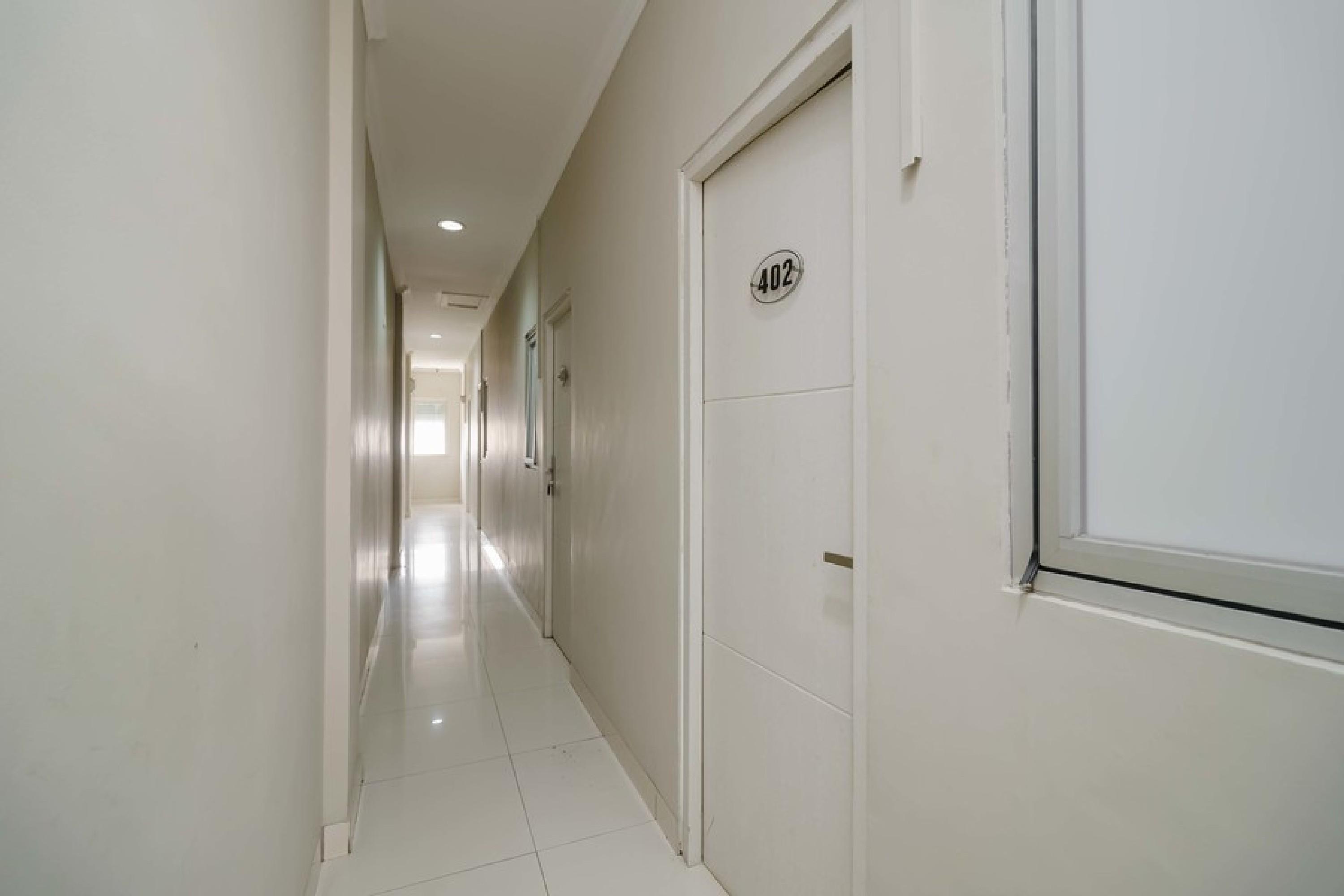 Hotel Reddoorz @ Mangga Besar 2 Giacarta Esterno foto